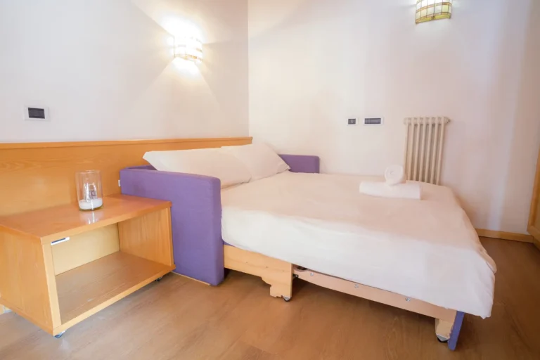 appartamento-madonnadicampiglio-camera3-divanoletto